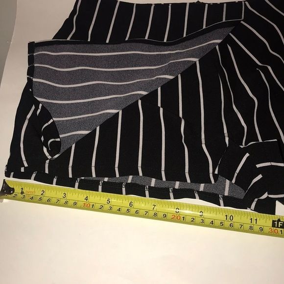 NWT LF black with stripes skort size M - Picture 9 of 9